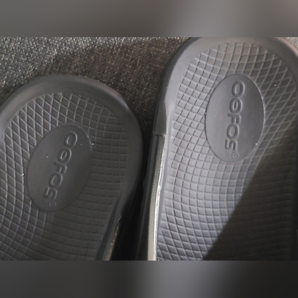 OOFOS Metallic OOFOS OOAHH LUXE LATTE - 1101LAT Gray Slide Sandals - Picture 6 of 16